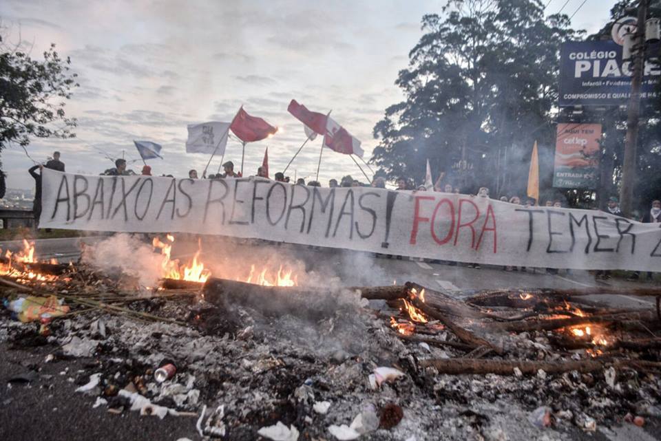 Manifestantes protestam pelo fim das reformas de Temer, por Diretas Já e pela saída do presidente do cargo