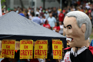 Em Fortaleza, manifestantes fizeram um boneco do presidente Michel Temer, em protesto contra as reformas propostas pelo Governo - Paulo Whitaker (Reuters)